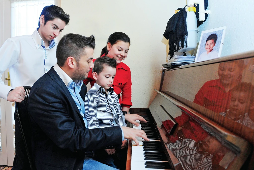 Attila ifjú édesapaként a gyerekekkel (Fotó: Schumy Csaba/fotocentral.hu)