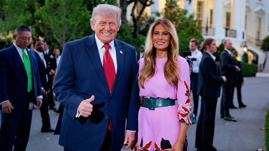 Donald Trump és Melania jó képet vágnak a fotósoknak