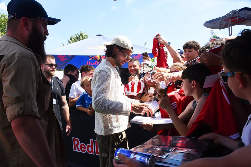 A Liverpool sztárja több száz autogramot osztott ki 