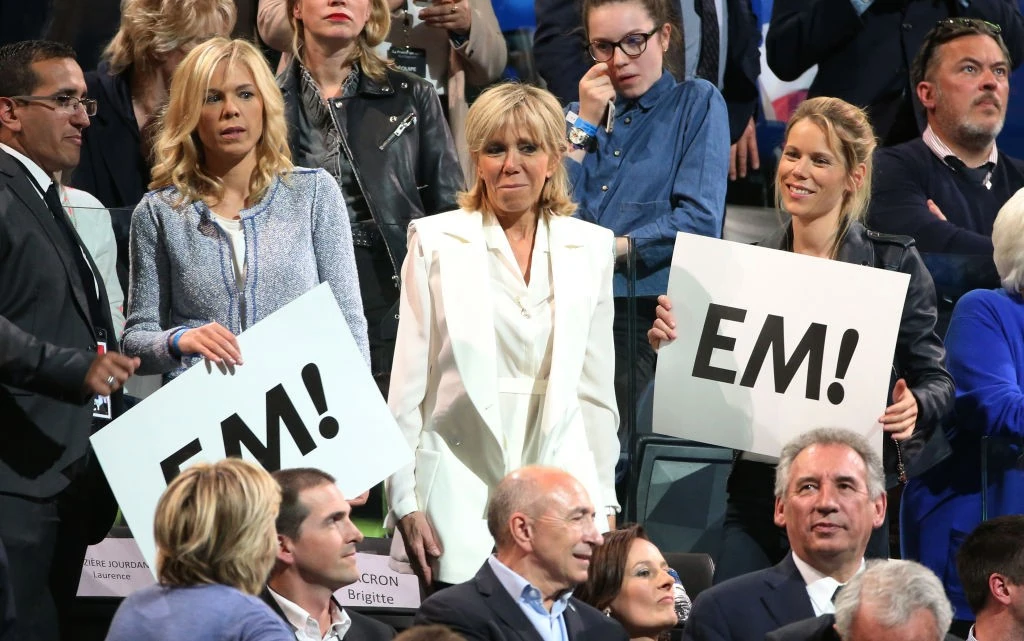 Brigitte háromgyerekes anya, itt a két lányával látható 2017-ben Macron elnöki kampányában