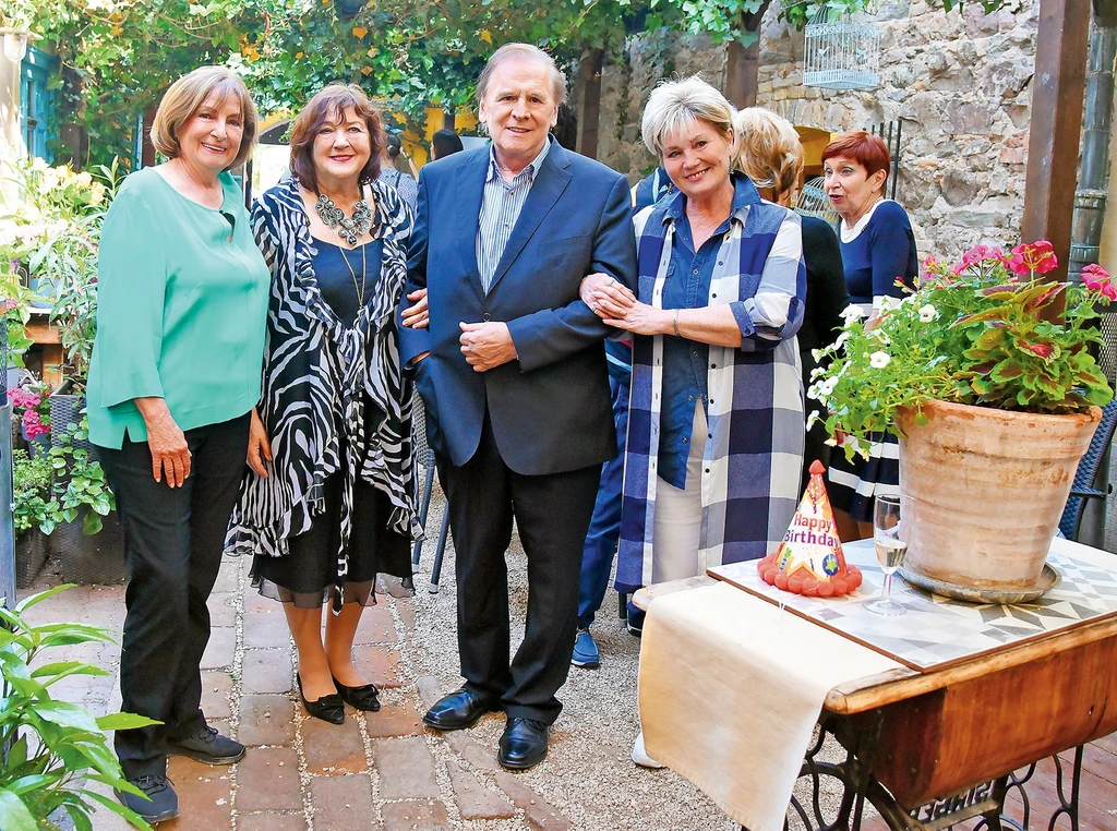 Mohai Gábort verset is mondott kolléganőjének. Bay Éva pedig a szentendrei női klub tagja (Fotó: Olajos Piroska/fotocentral.hu)