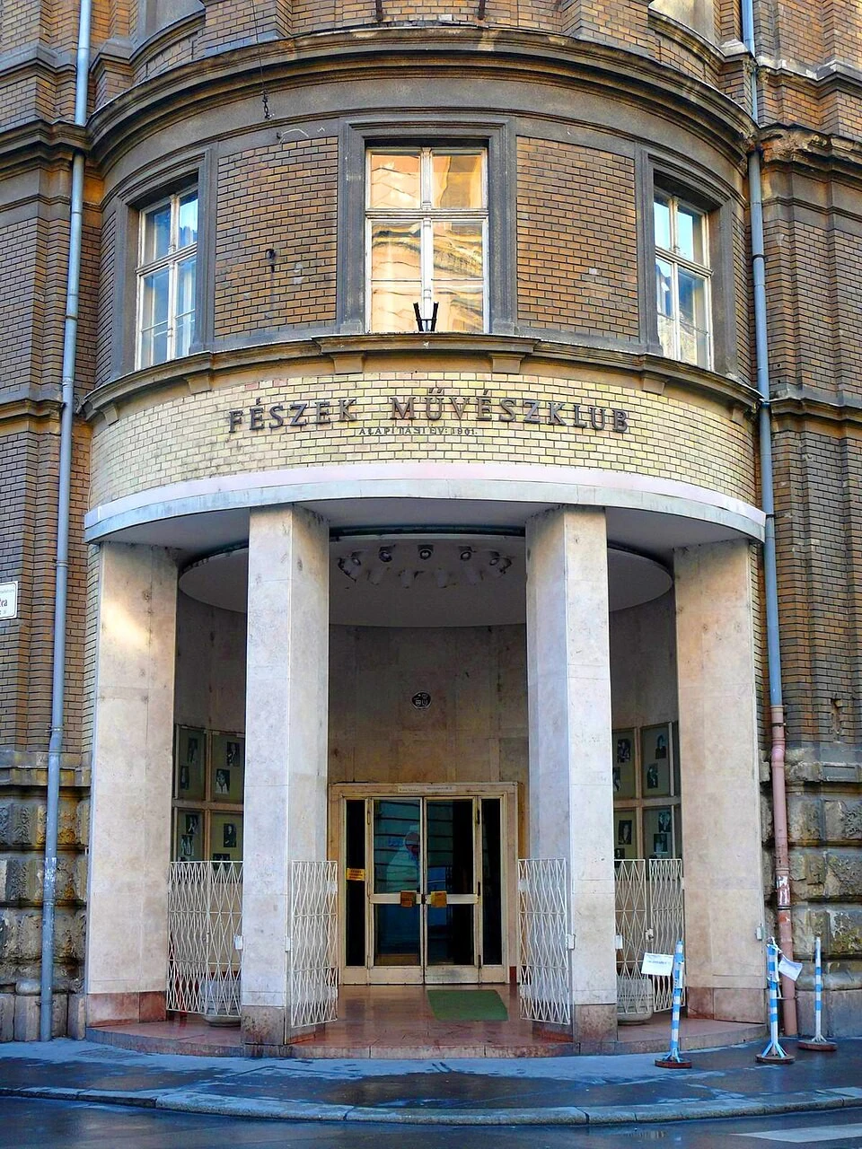 A Fészek Művészklub bejárata, amelynek küszönjét oly sok tehetség és híresség lépte át (Fotó: Wikipédia)