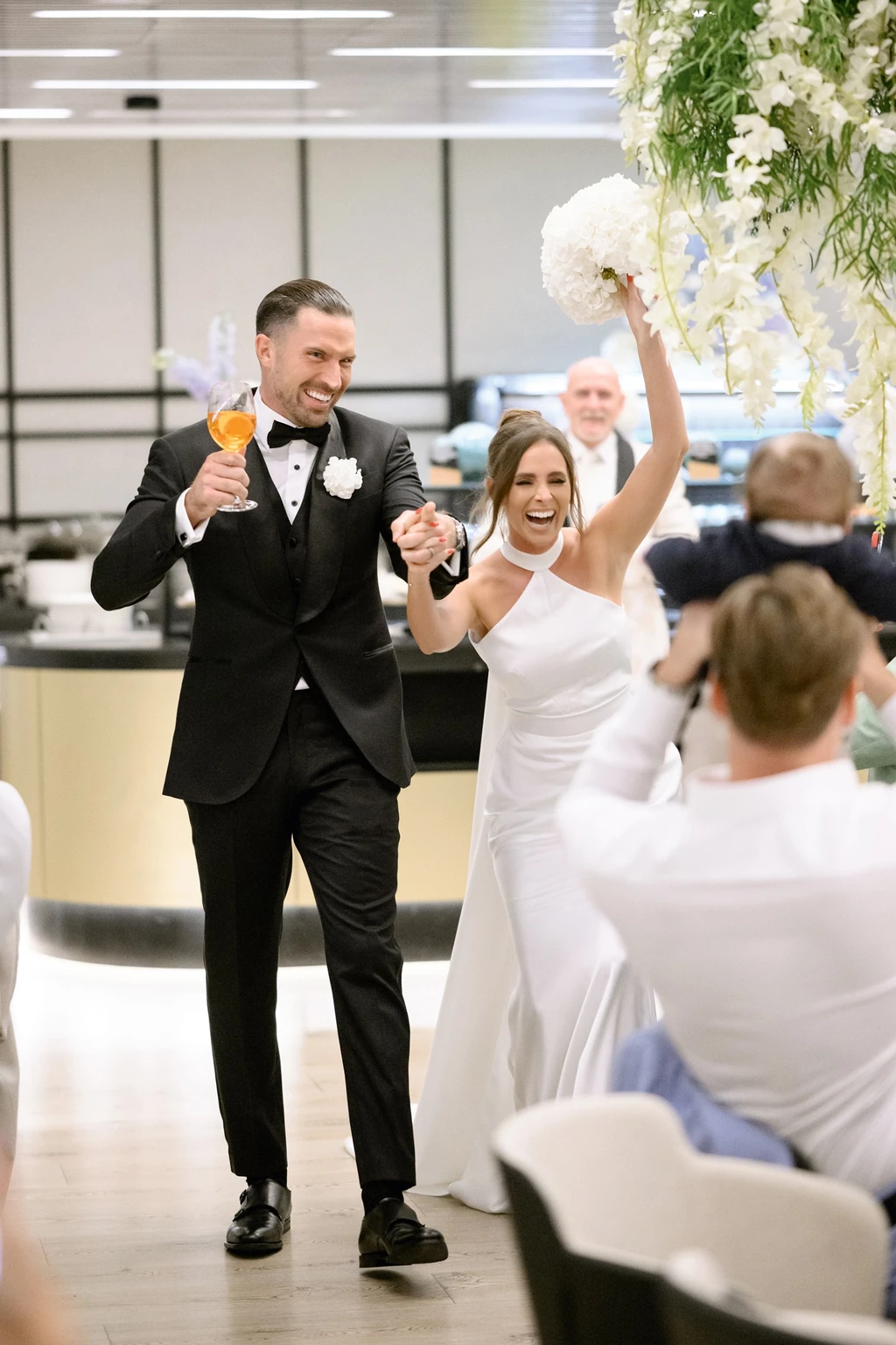 A magas nyakú ruháját Merő Péter tervezte