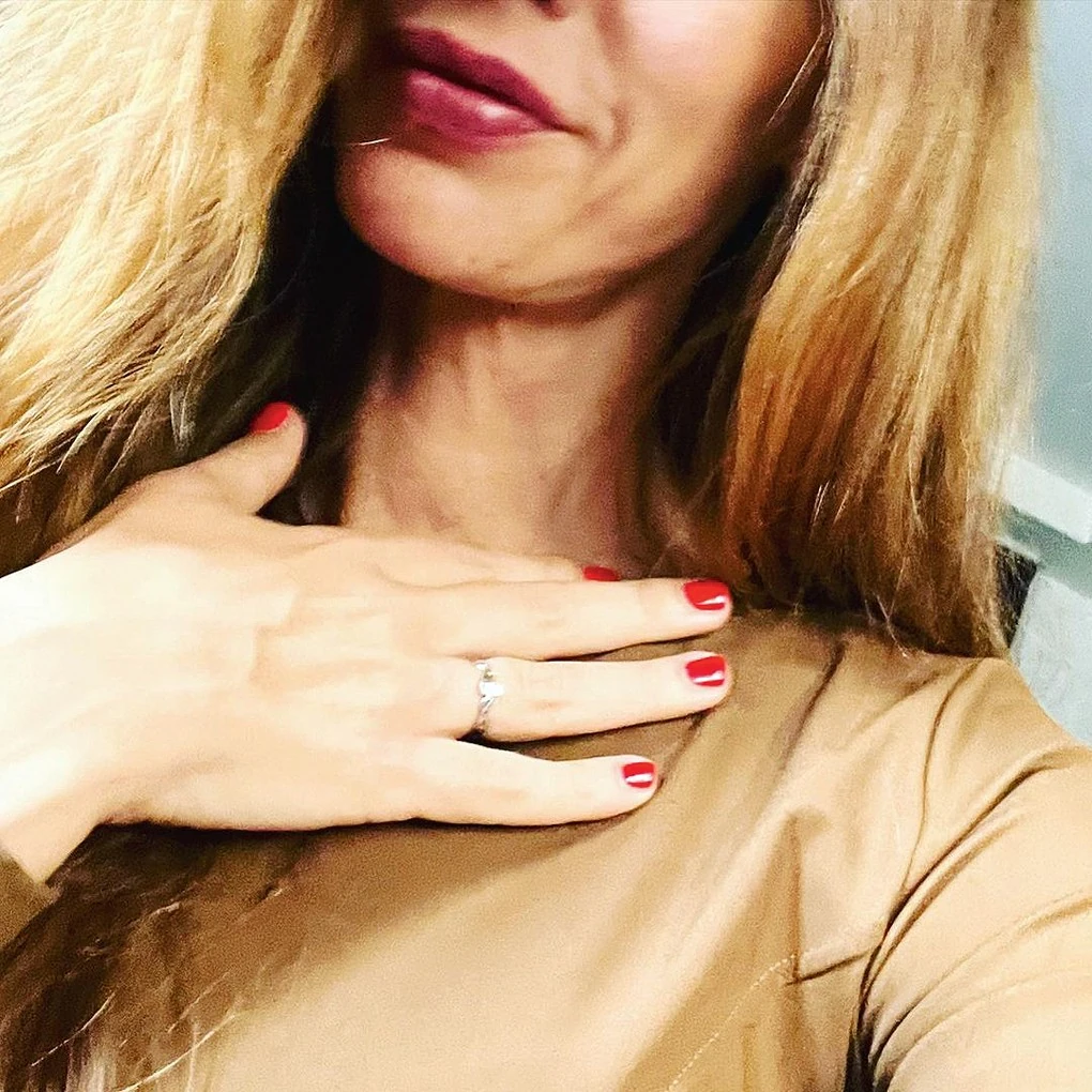 Büszkén mutatta meg az eljegyzési gyűrűjét (Fotó: Archív)