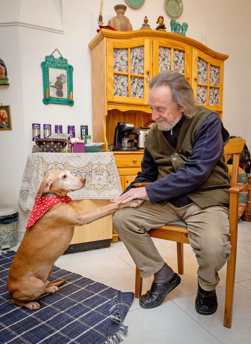 Kutyájával, Fülöpkével (Fotó: Birton Szabolcs/fotocentral.hu))