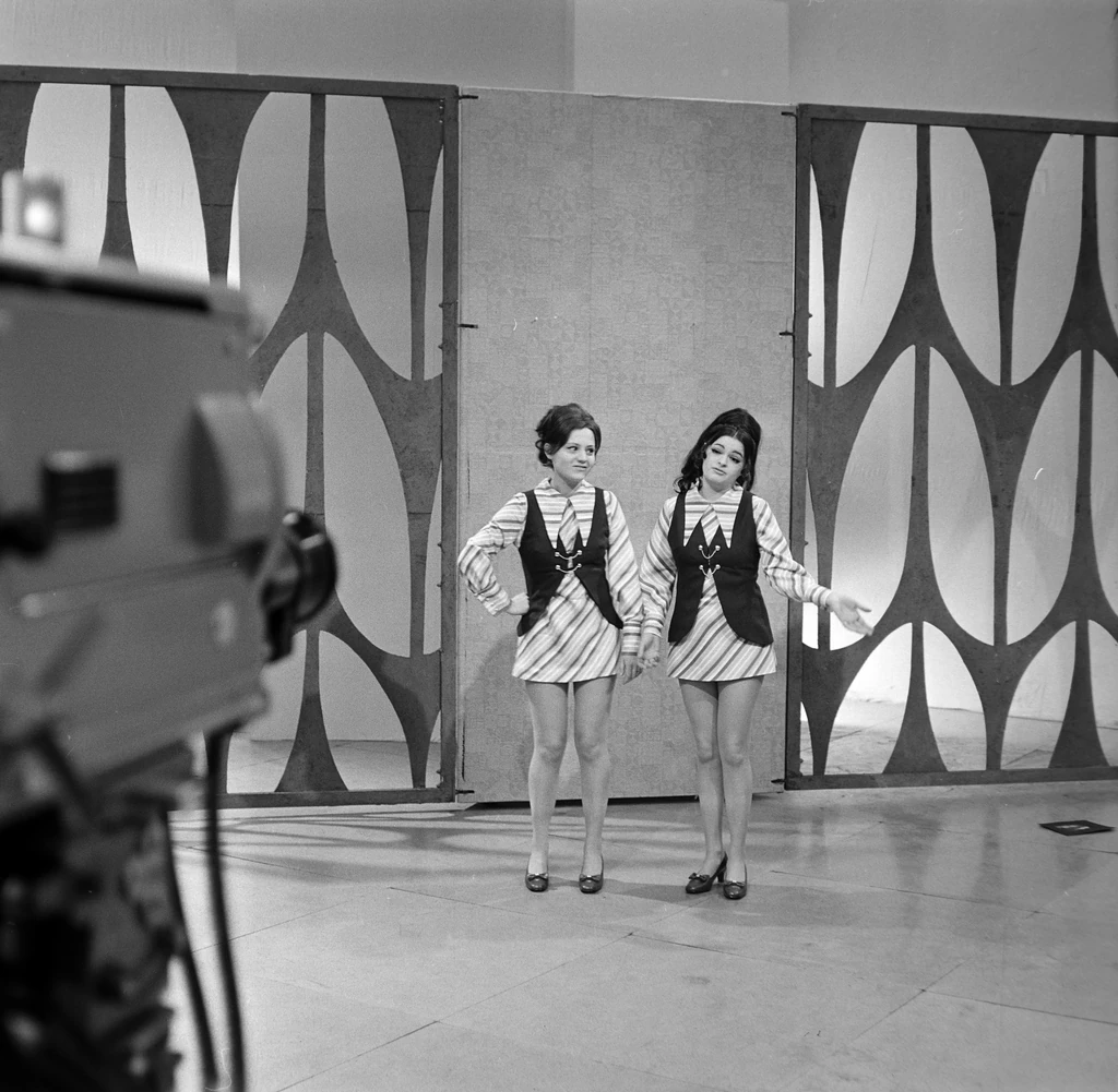 Pap Éva a Családi félkör című szórakoztató műsor felvételén Voith Ágival 1969-ben (Fotó: Fortepan/Szalay Zoltán)