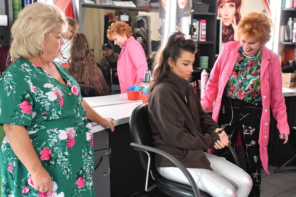 Állítólag a színészek sem nézik jó szemmel Andi hiányzásait (A fotón balra Oszvald Marika, jobbra Esztergályos Cecília – Fotó: TV2)