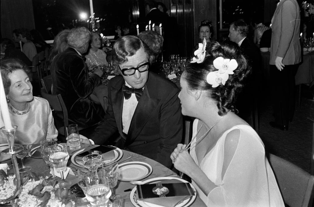 Michael Caine csodálja Elizabeth Taylor nyakában lévő Taj Mahal gyémántot Fotó: Getty Images