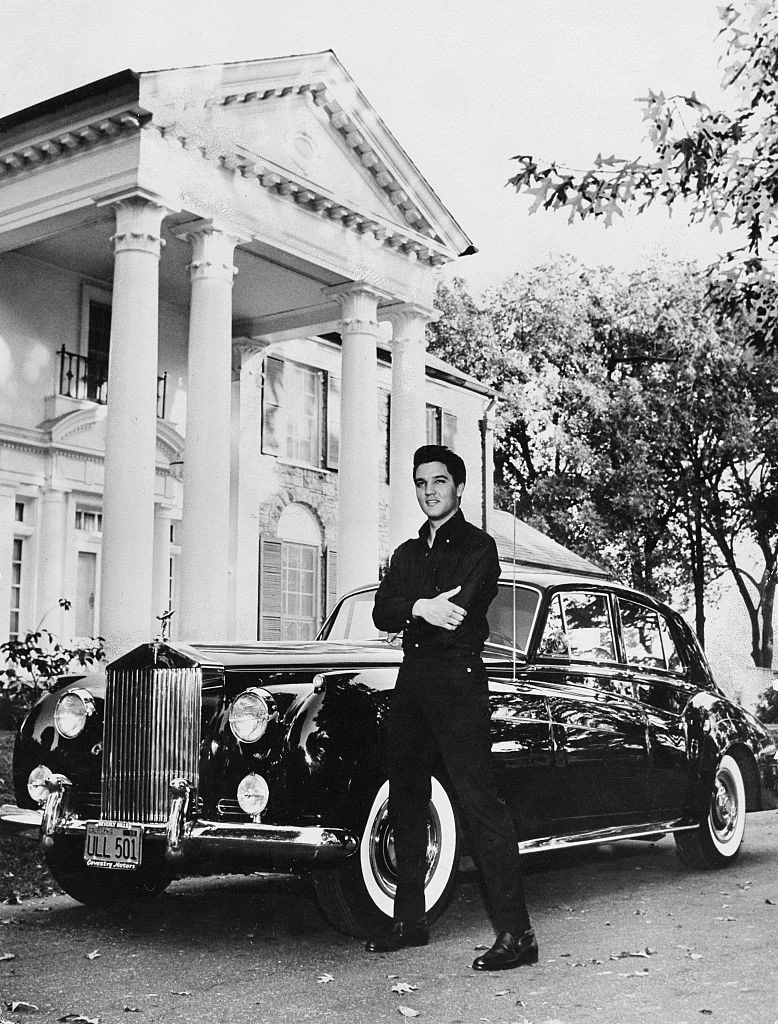 Elvis Presley annak idején büszkén pózolt impozáns otthona előtt