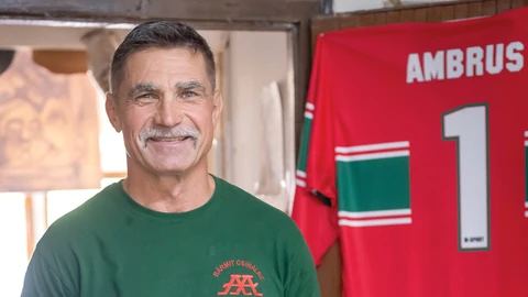 Ambrus Attila az otthonában