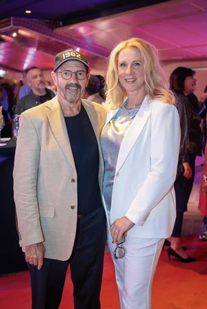 Alig ismerni rá a humoristára, aki több mint negyven kilót adott le az elmúlt években. Nádas Györgyöt felesége, Zsuzsa kísérte el