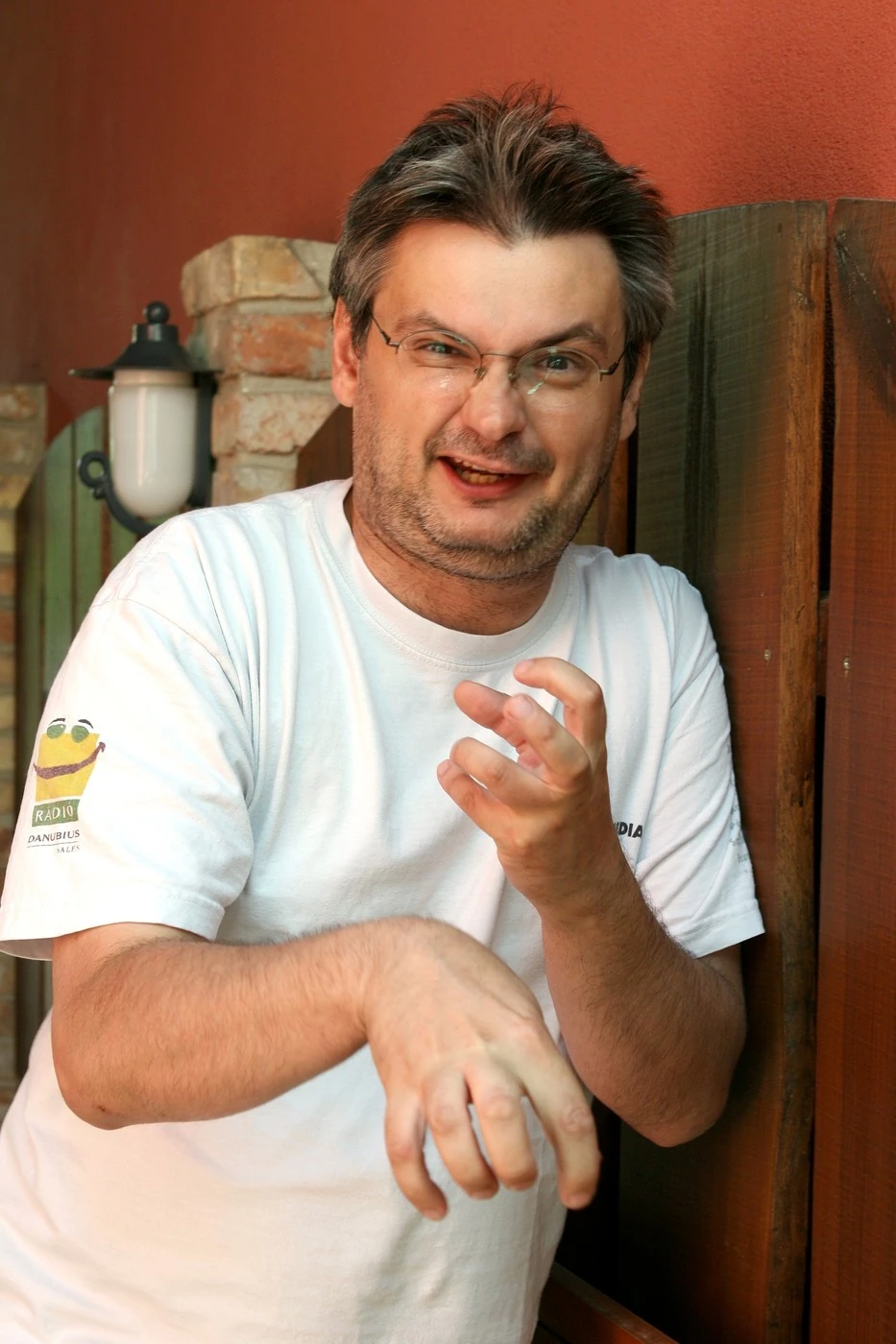 Jáksó László, ahogy a pólóján a logó, a Danubius Rádiót erősítette egykor (Fotó: Csibi Szilvia/fotocentral.hu)