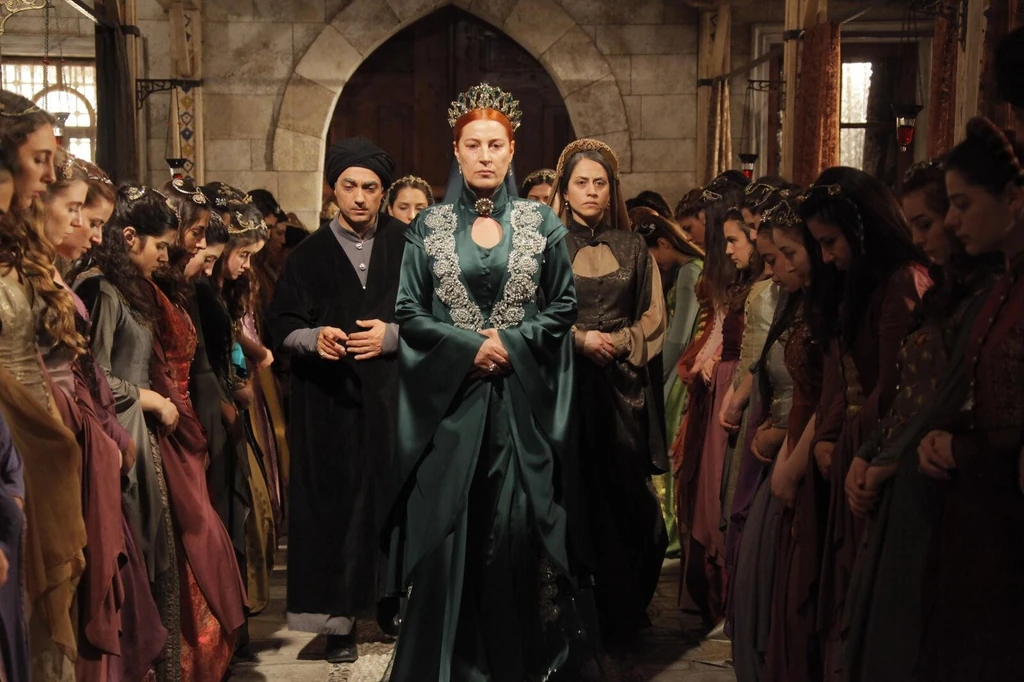 Váratlan távozása után egy másik színésznő, Vahide Perçin játszotta el a szerepét (Fotó: Archív)