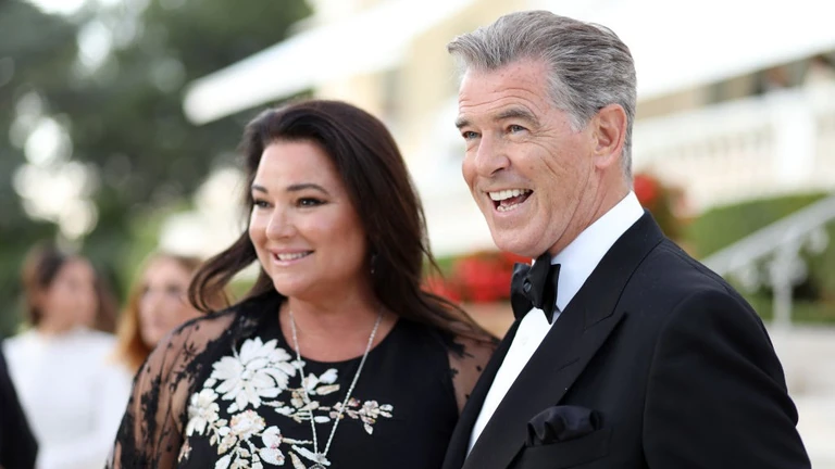 Pierce Brosnan ezüstlakodalmat ünnepelt: Keely sosem látott fotókon mutatta meg szerelmüket