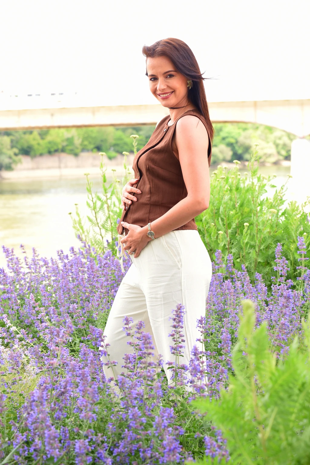 Lola a harmadik trimeszterben jár