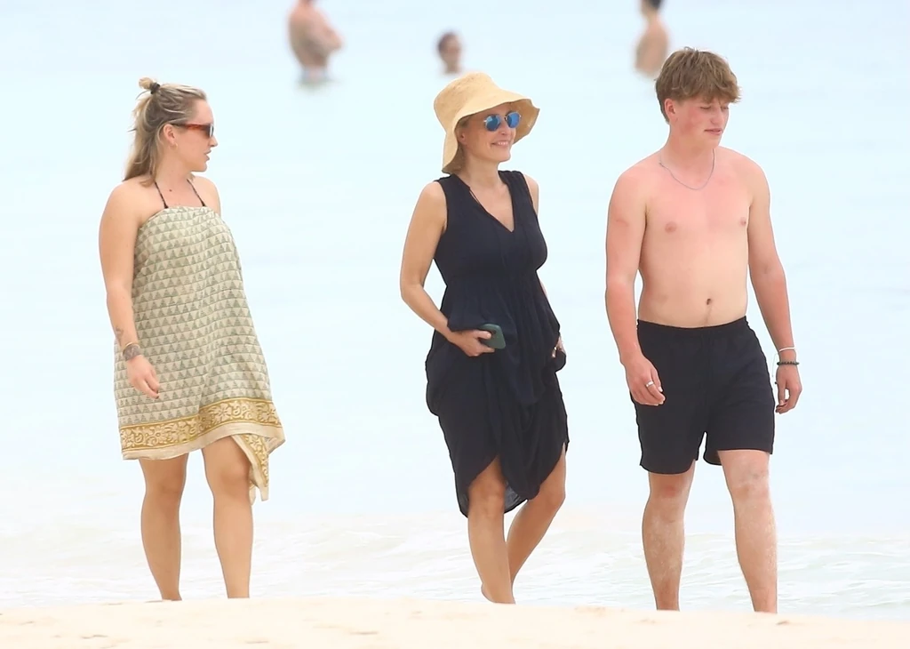 Gillian Anderson a gyerekeivel egy mexikói nyaraláson