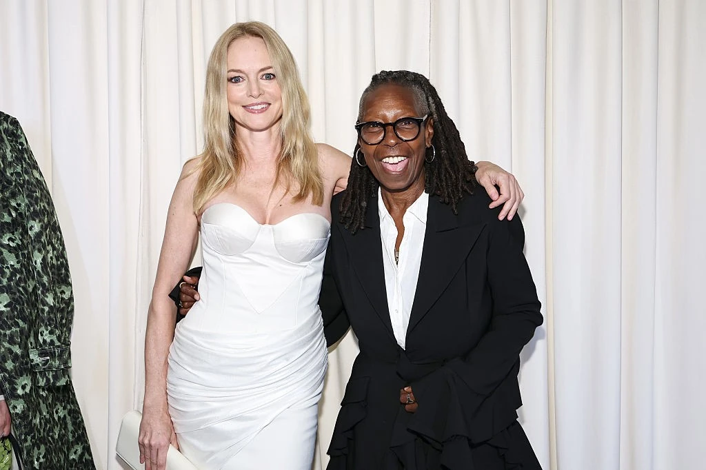 Whoopi napjainkban: látványosan lefogyott. Itt Heather Graham társaságában (Fotó Getty Images)