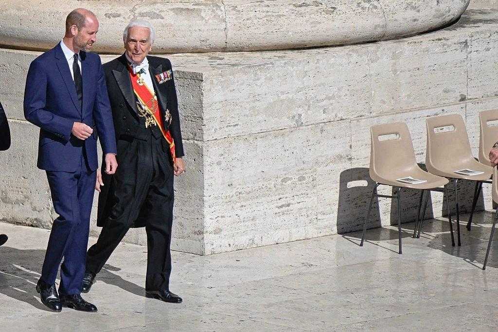 Vilmos herceg kék öltönyben Ferenc pápa temetésén (Fotó: Getty Images)