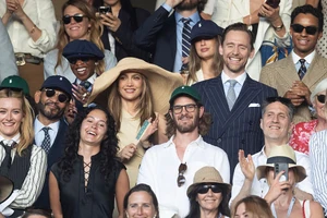 Jennifer Lopez a megaméretű szalmakalapon kívül legyezőt is vitt magával. Mellette Tom Hiddleston nyakig öltönyben dacolt a kánikulával, előttük a lazábban öltözött Andrew Garfield figyeli a játékot 