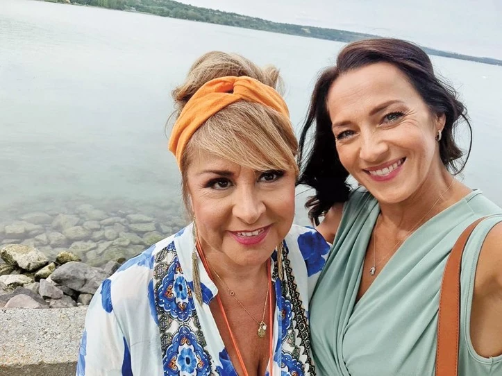 Barátnőjével, Fésűs Nellyvel a forgatáson (Fotó: Archív)