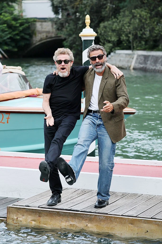 Dafoe a kollégájával, Oscar Isaackel mókázott a velencei filmfesztiválon, nem véletlenül ilyen jókedvű