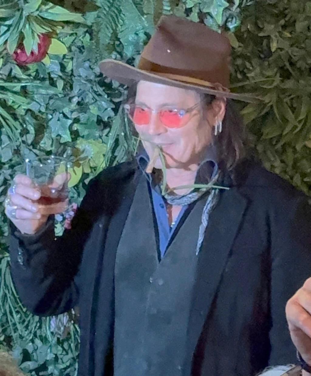Johnny Depp itallal a kézben és levelekkel a szájában pózolt a fotósoknak 