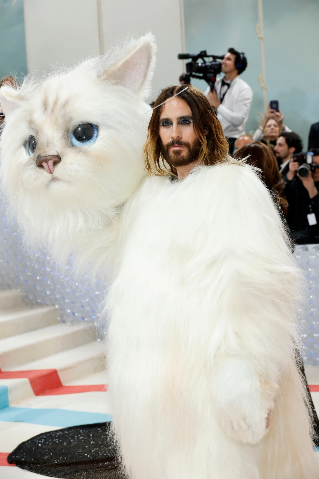 Choupette végül mégis ott volt a Met-gálán: Jared Leto a híres cicának öltözött