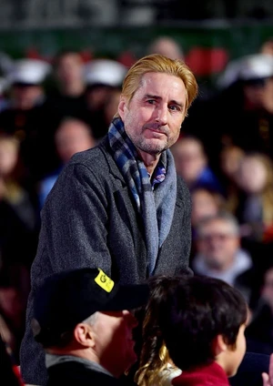 Egy fontos szereplő hiányzott:az újraegyesülésről: Luke Wilson, aki a film szerethető Emmett Richmondját, az Elle-t támogató jogászt alakította, nem vett részt az eseményen. A színész ma 54 éves, legutóbb a Kevin Costner-féle Horizont: Egy amerikai eposz filmekben szerepelt. Máig nem nősült meg, és gyereke sincs. 