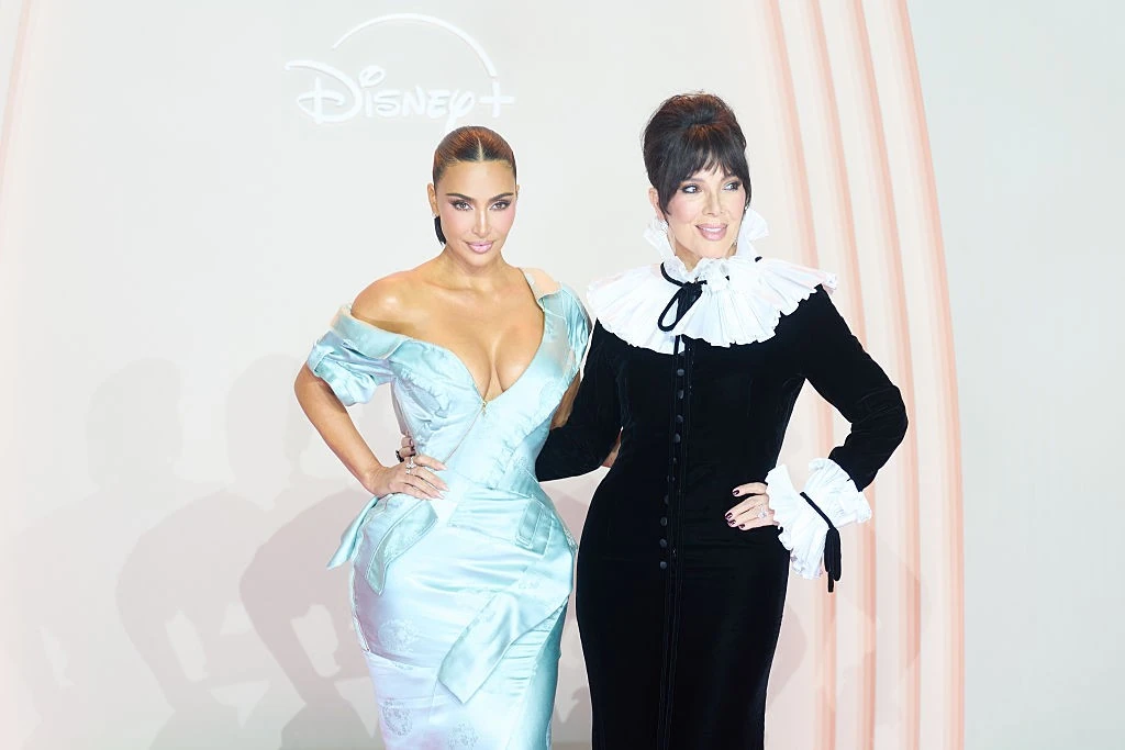 Az ünnepelt feketében egy friss fotón híres lányával, Kim Kardashiannel (Fotó: Profimedia)