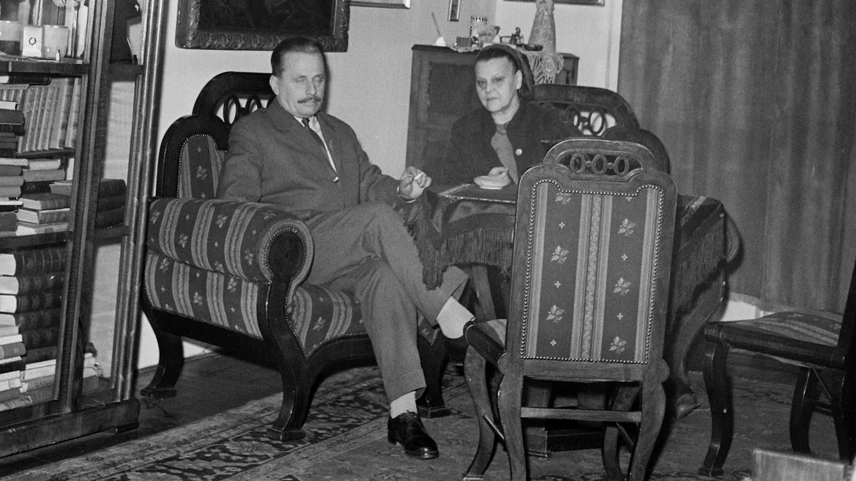 Lajtos Árpád katonatiszt és felesége, Dajka Margit színművésznő a Lovag utca 10. alatti lakásukon.