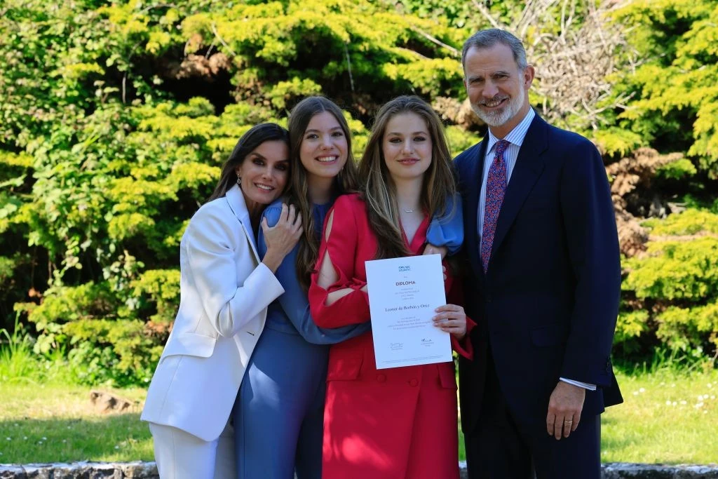 Leonóra, Asztúria hercegnője, Spanyolország jövendő uralkodója a UWC Atlantic College diplomaosztóján a szüleivel és húgával, aki követte őt ebben az iskolában