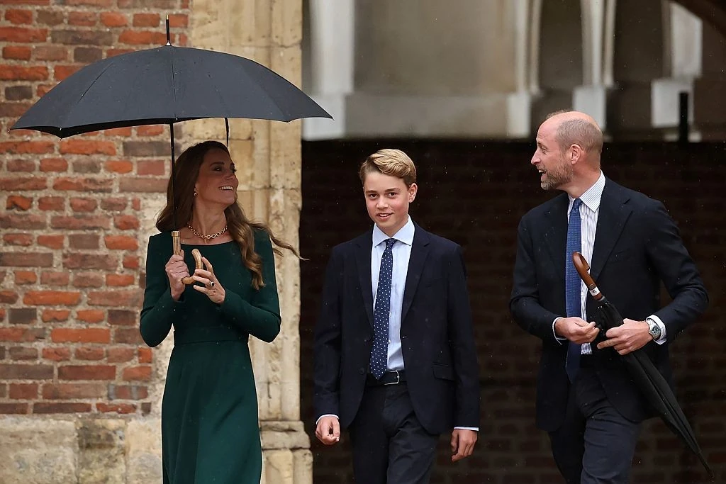 György herceg érkezik a szüleivel, a walesi hercegi párral első iskolai napján az Eton College-be