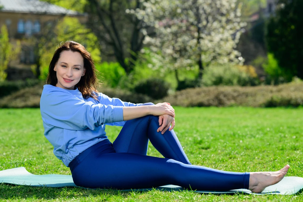 Jógaoktatóként is dolgozik