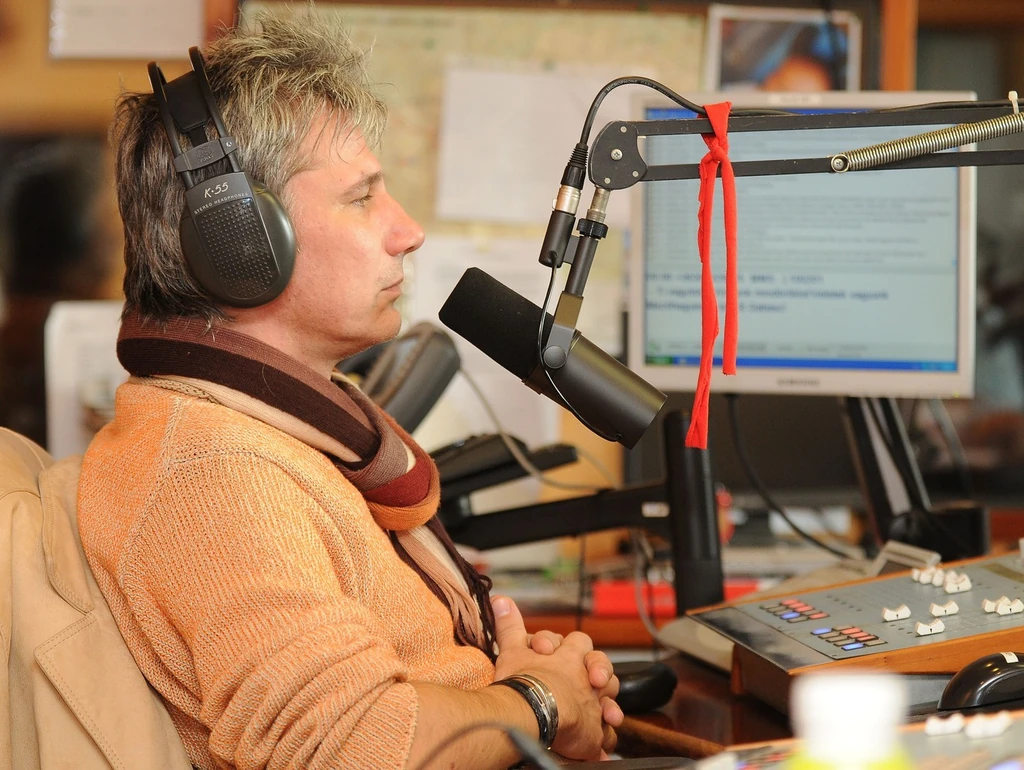 Bochkor Gábor a rádióstúdióban (Fotó: Tóth Beáta/fotocentral.hu)