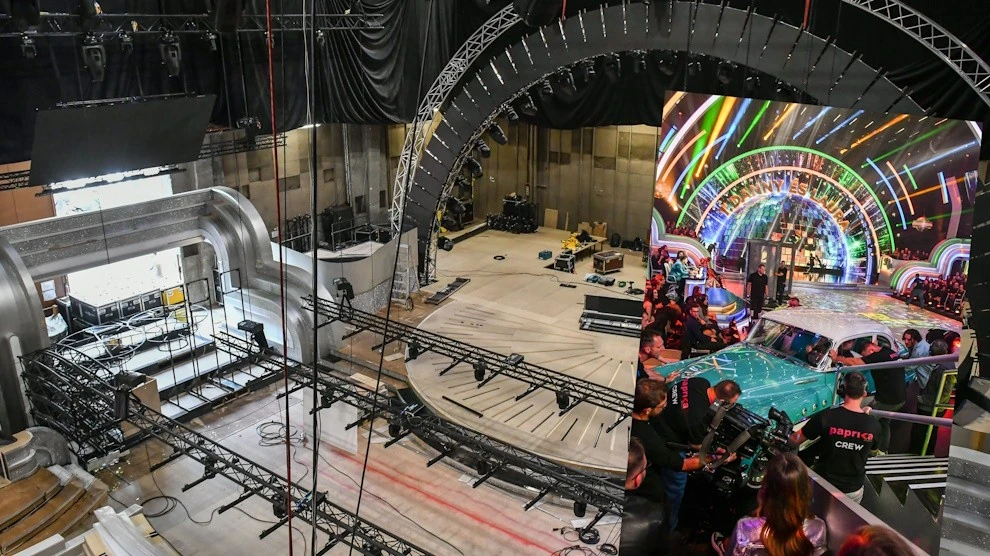 Bár csak maroknyi embert láthatunk a képernyőn, ennél jóval többen dolgoznak a produkción, úgy kétszáz fő