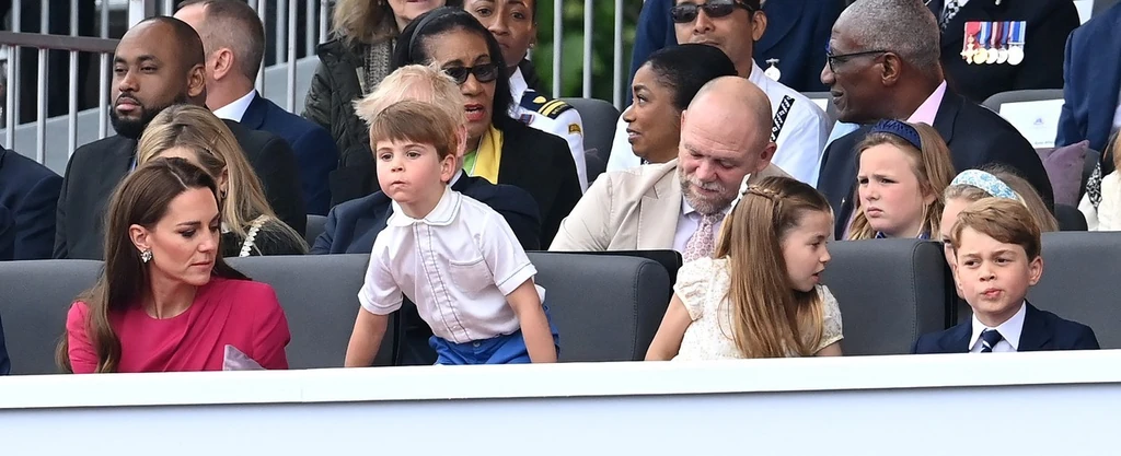 Simán rendet tesz a fiúk, Lajos és György hercegek között (Fotó: Profimedia)