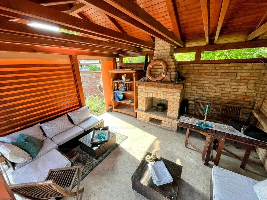 A ház főbejárata egy nagy 30 négyzetméteres teraszról nyílik,a melyen akár rossz időben is használható (Fotó: ingatlan.com)