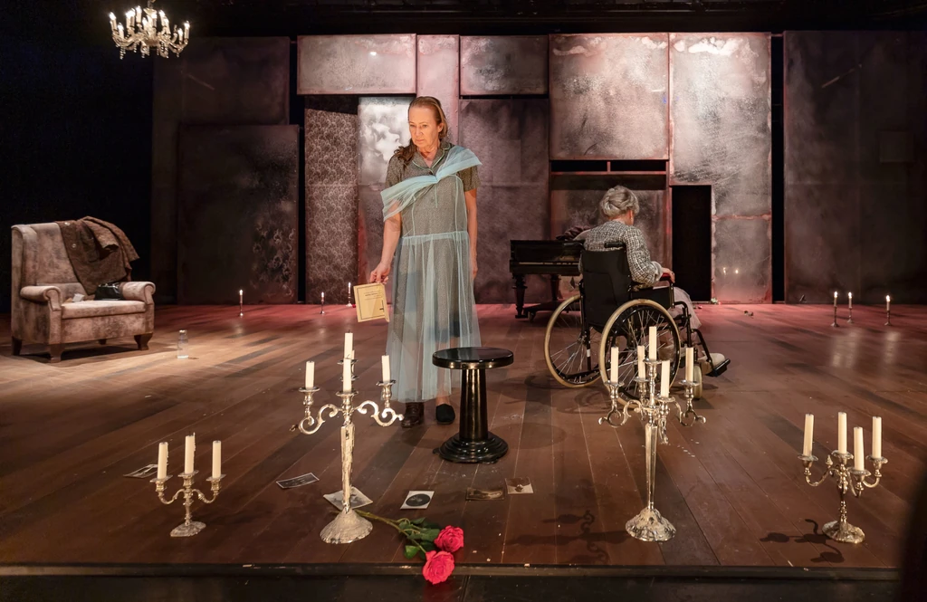 Örkény István Macskajáték című drámájában (Fotó: Eöri-Szabó Zsolt/Nemzeti Színház)