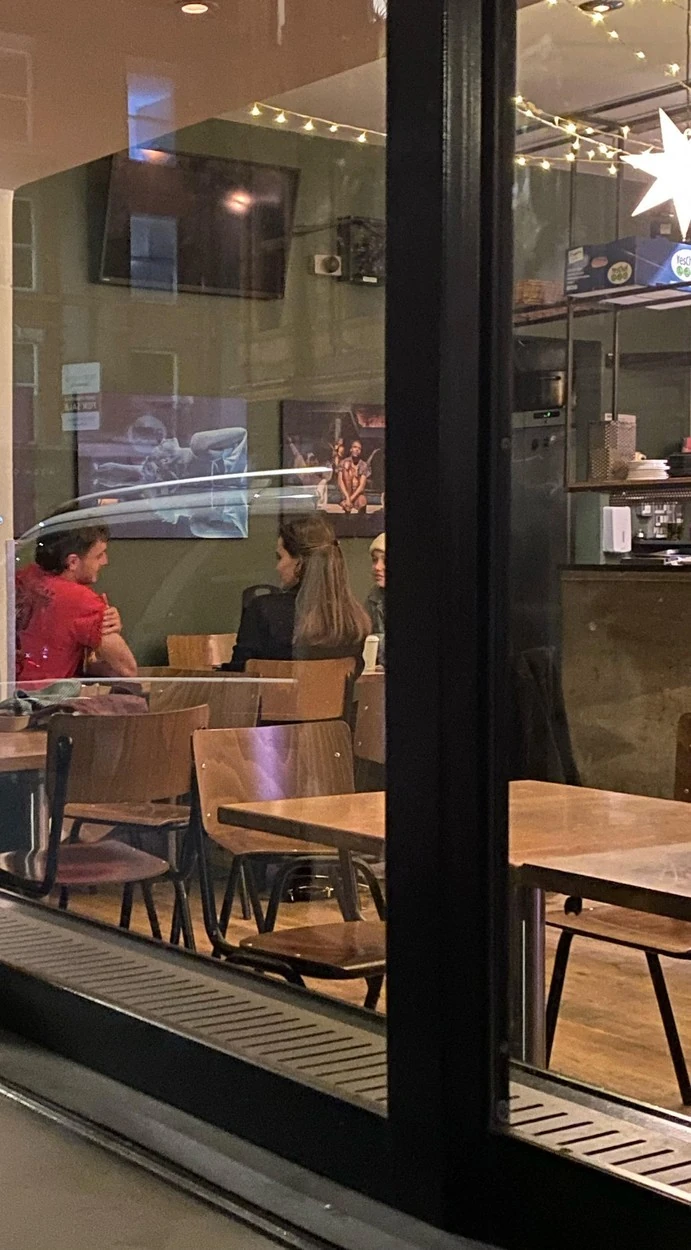 Egy elkapott kávézós pillanat Paul Mescallal (Fotó: Profimedia)