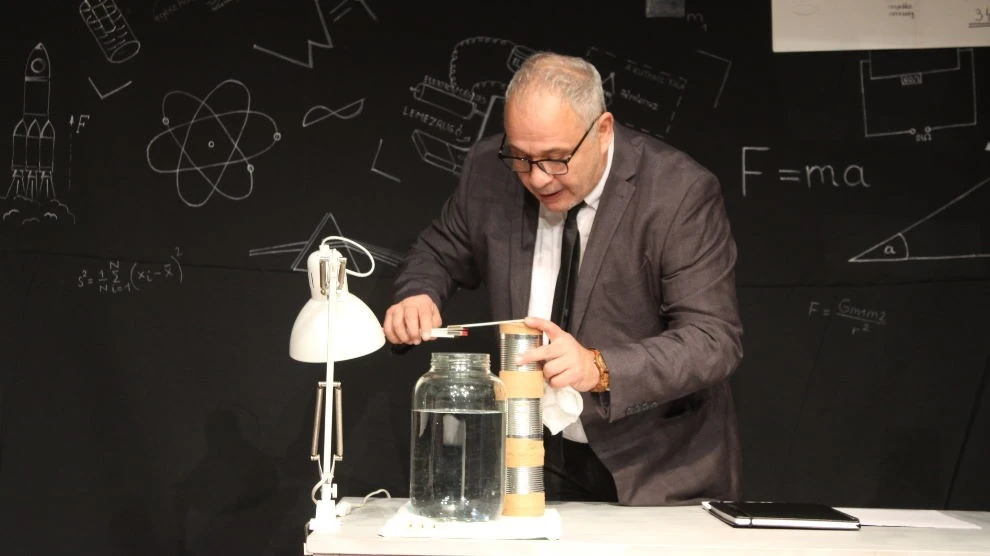 Földes Tamás Öveges professzor szerepében