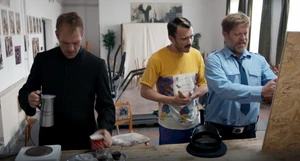 Az előadások előtt mindig beveti a titkos fegyverét, ami nélkül nem lép színpadra. „Előadás előtt mindig iszom egy kávét. Ez nekem nagyon fontos, ezzel hangolódom rá a színpadi munkára. Aztán felveszem a színpadi ruhámat, és onnan minden megy magától.”