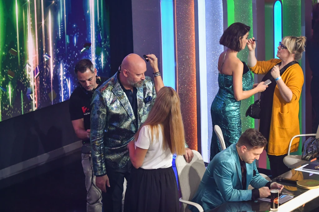 Rengetegen dolgoznak a háttérben