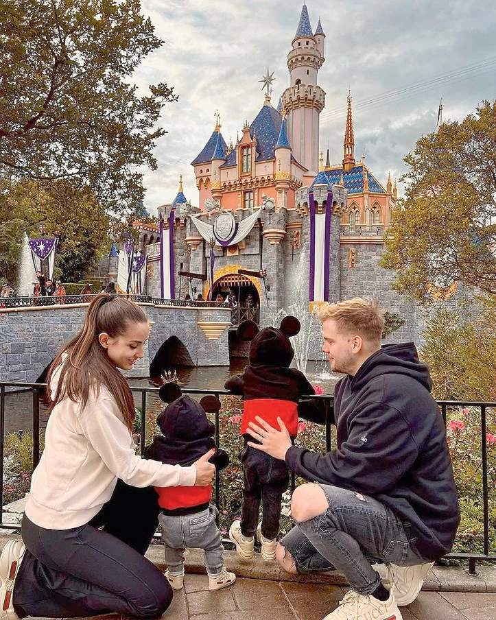 A ­gyerekekkel a kaliforniai Disney­land előtt (Fotó: Archív)