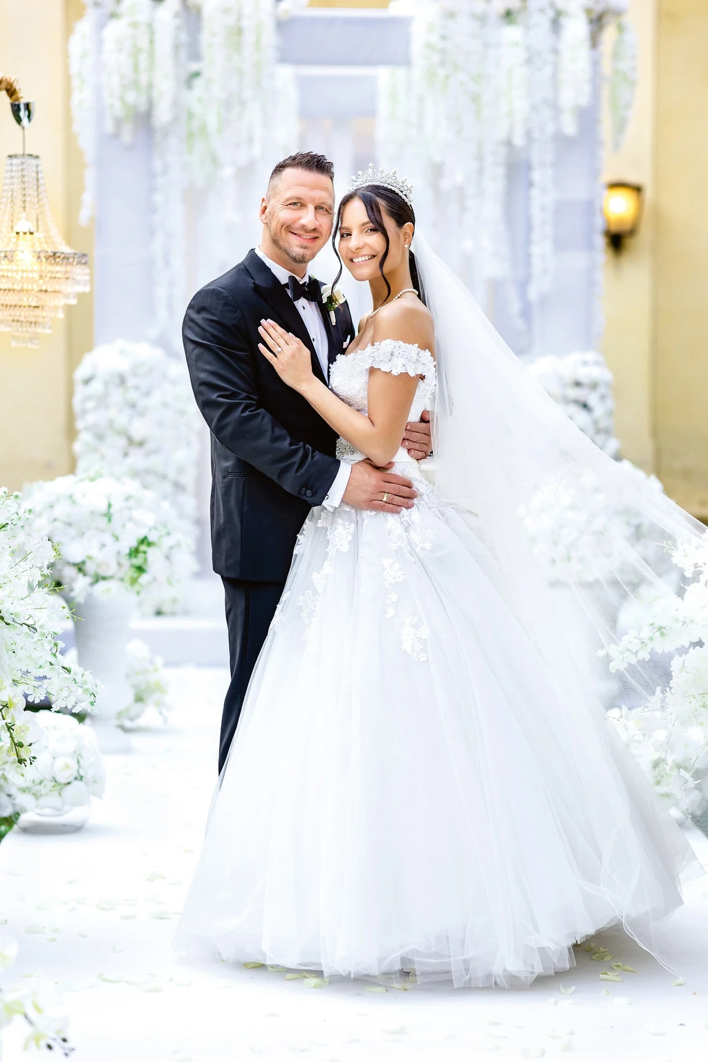 Több ezer virág díszítette az esküvő helyszínét