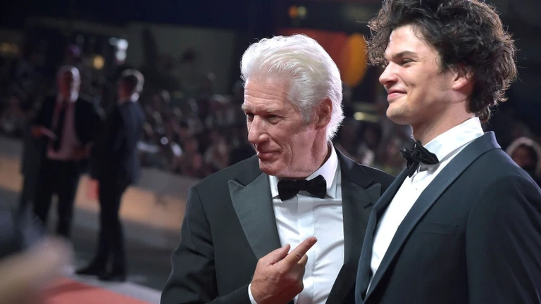Richard Gere huszonéves fia vetkőzős szexjelenetben tűnt fel: jóképű, akár az apja
