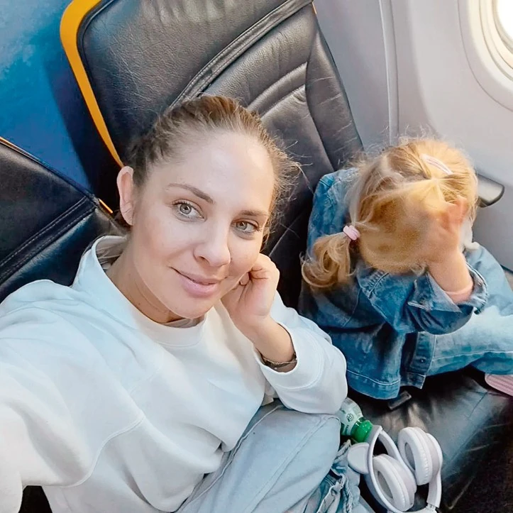 Kiegyensúlyozott kislány, egy hangja sincs a repülőgépen