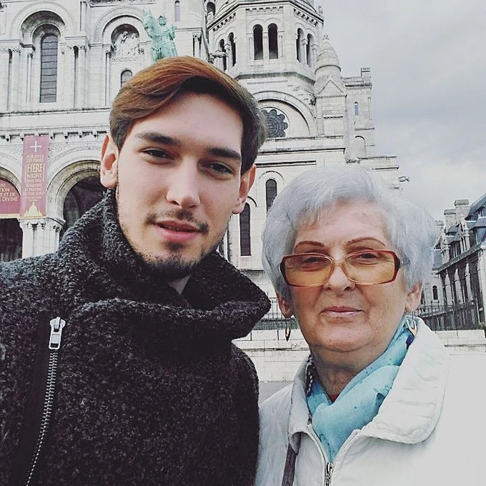 Az énekest a nagymamája nevelte fel (Fotó: Archív)