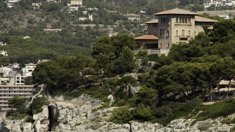 A Marivent-palota egy sziklán magasodik a tengerparton (Fotó: Getty Images)