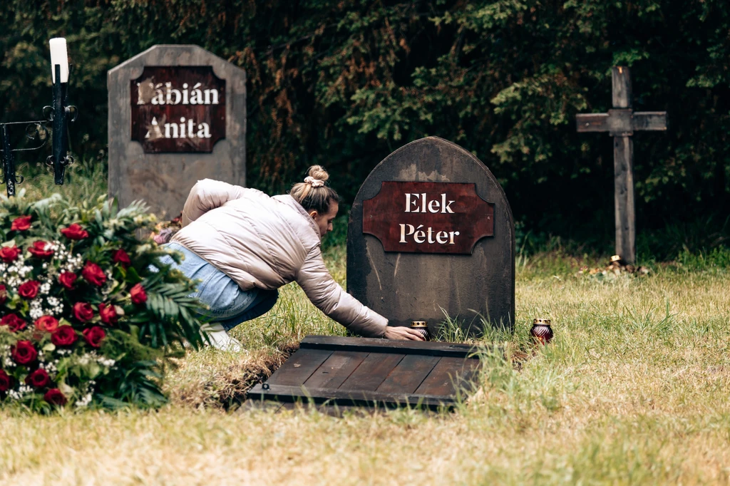 Mikecz Estilla Elek Péter „sírjánál”: morbid jelenetekben nincs hiány