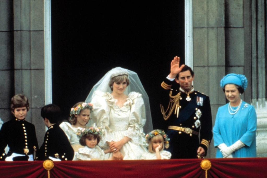 A királynő ezt a ruhát vette fel húga, Margit hercegnő esküvőjére 1960 májusában, három hónappal azután, hogy világra hozta Andrást. Erzsébet később is kéket viselt első három gyermeke esküvőjén, ám ez nem hozott szerencsét, mert ahogyan Margit, úgy Anna, Károly és András is elváltak